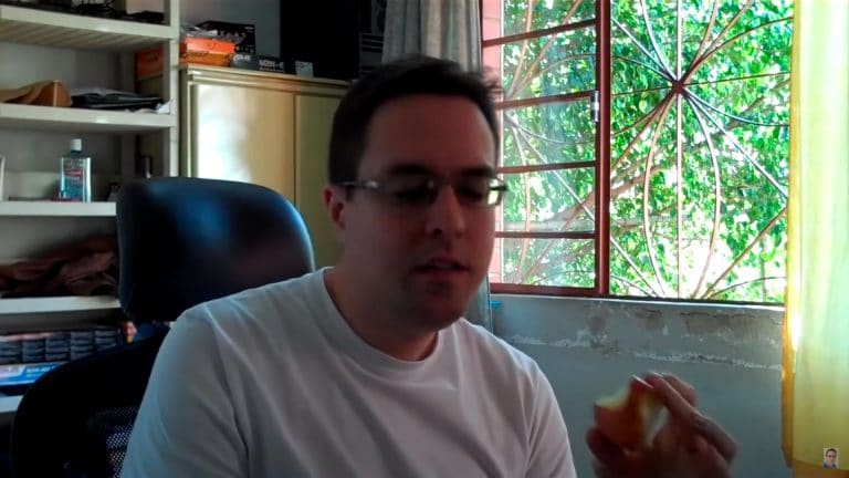 Daniel Fraga comendo maça