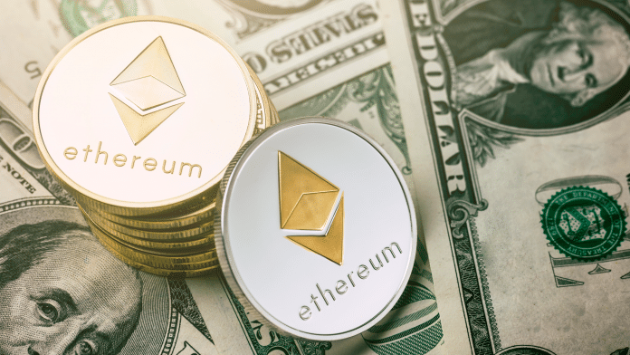 Moedas físicas de Ethereum sobre notas de dólar