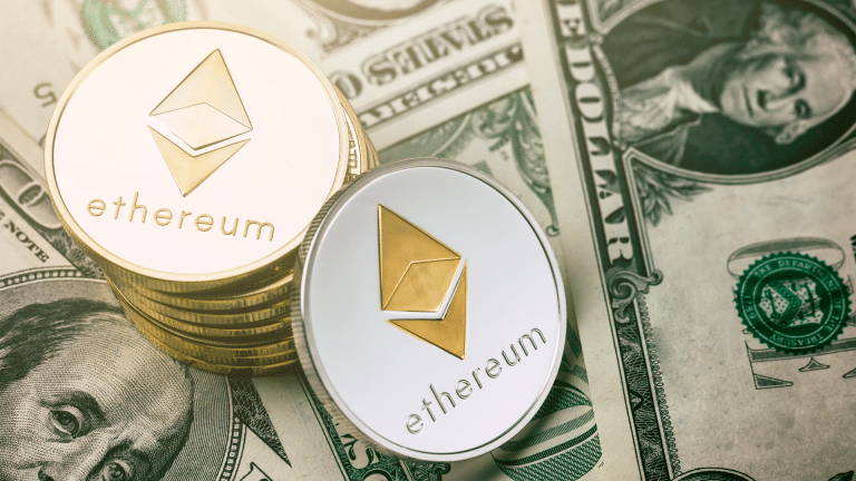 Moedas físicas de Ethereum sobre notas de dólar
