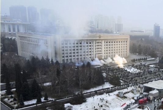 Edifício da prefeitura em Almaty, Cazaquistão, 5 de janeiro de 2022