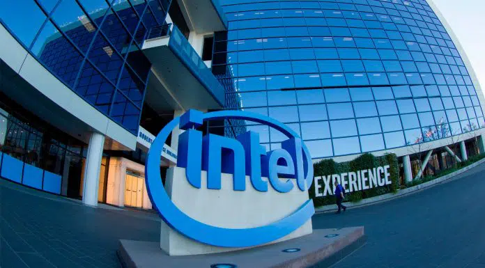 Logotipo da Intel em frente a prédio comercial
