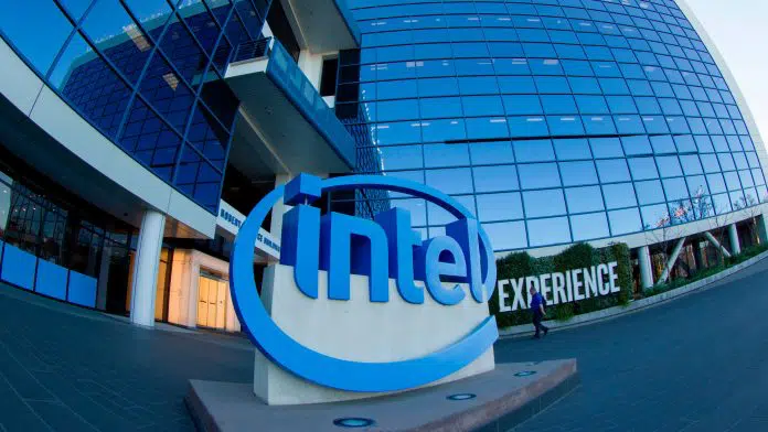 Logotipo da Intel em frente a prédio comercial