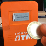 ATM Lightning - Máquina que converte moedas em Bitcoin.
