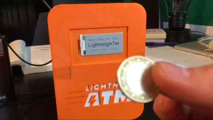 ATM Lightning - Máquina que converte moedas em Bitcoin.