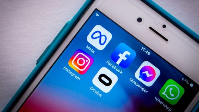 Celular com aplicativos Meta, Facebook, Instagram