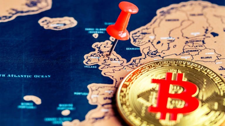 Moeda de Bitcoin e mapa do Reino Unido