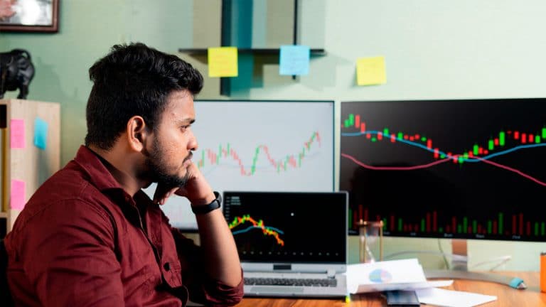 Trader triste com seu investimento em shitcoins