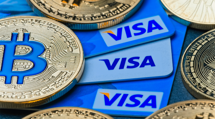Cartão da Visa com moeda física de Bitcoin