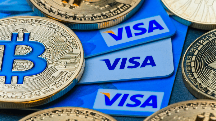 Cartão da Visa com moeda física de Bitcoin