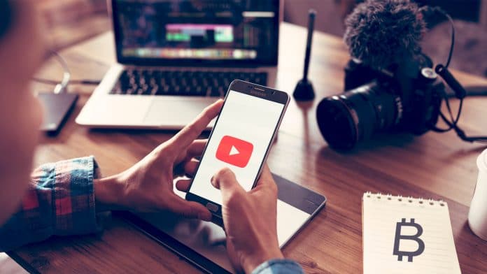 Pessoa com celular no YouTube