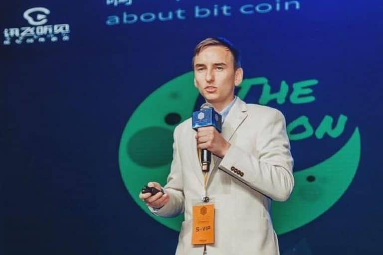 “Guru” das criptomoedas paga mico ao vivo em operação milionária