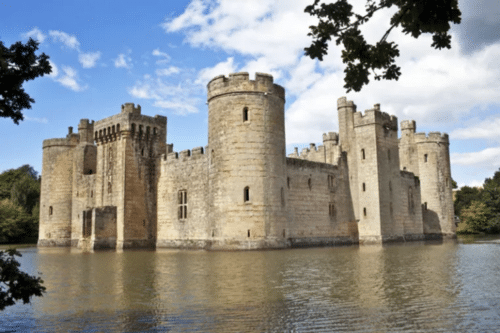 Castelo medieval com fossos de proteção contra invasores.