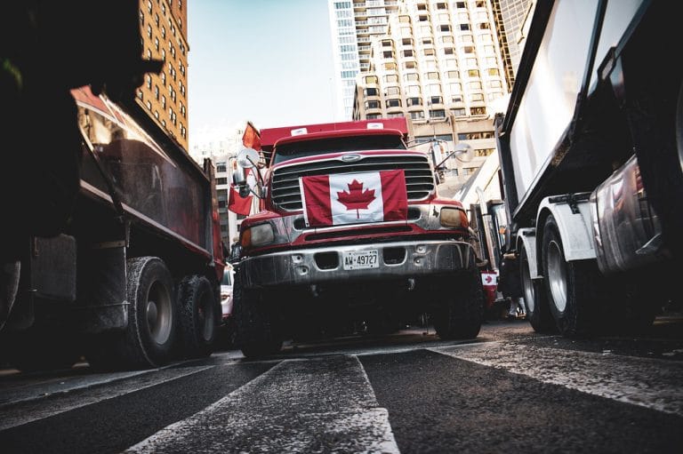 Caminhoneiros do Canadá recebem doações em Bitcoin e apoio de Elon Musk