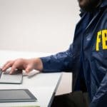 Agente do FBI em computador investigando golpes