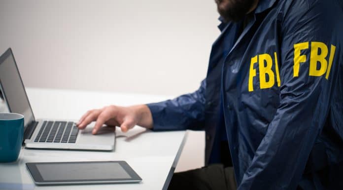 Agente do FBI em computador investigando golpes