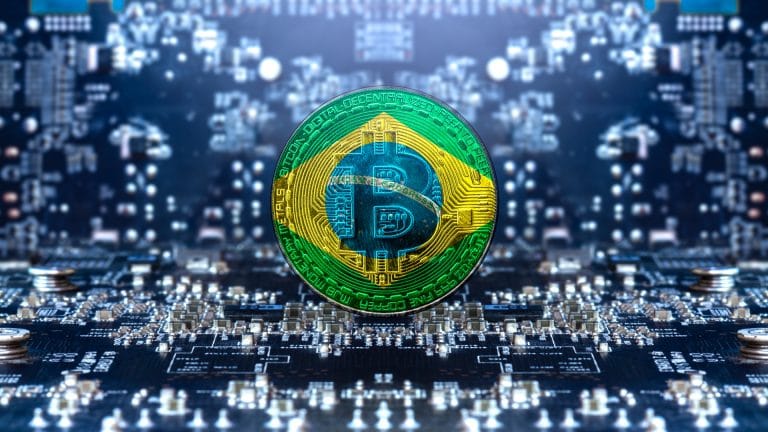 Bandeira do Brasil em bitcoin em meio a placas de mineração