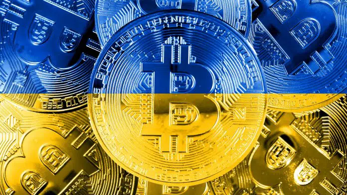 Bitcoin em meio a bandeira da Ucrânia