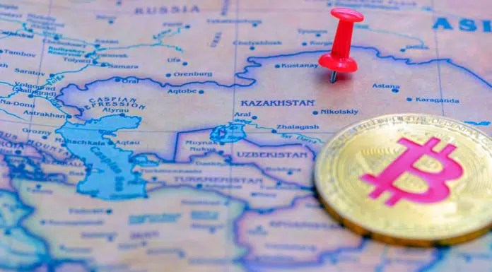 Cazaquistão marcado no mapa próximo a moeda Bitcoin