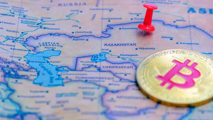 Cazaquistão marcado no mapa próximo a moeda Bitcoin