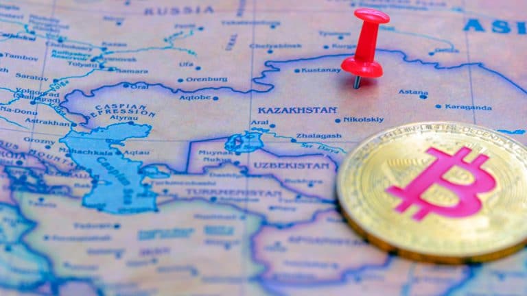 Cazaquistão marcado no mapa próximo a moeda Bitcoin