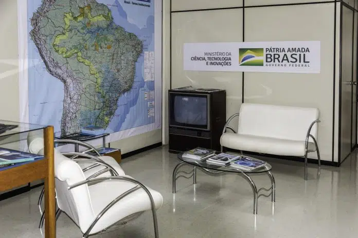 Edíficio do Ibict no Distrito Federal com mapa do Brasil, blockchain