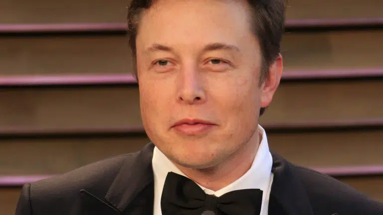 Elon Musk em pose para foto