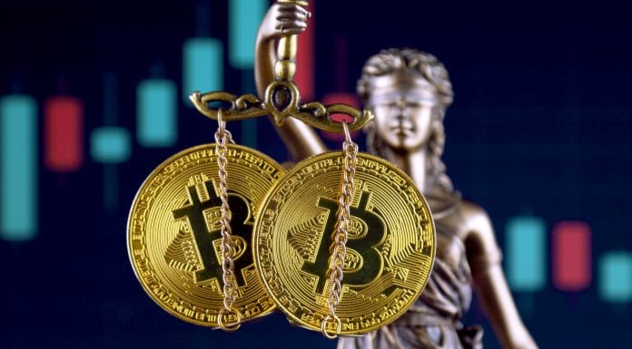 Estátua da justiça segurando Bitcoin
