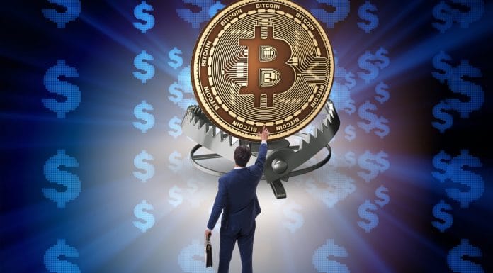 Homem de negócios observando armadilha com Bitcoin, golpes com criptomoedas