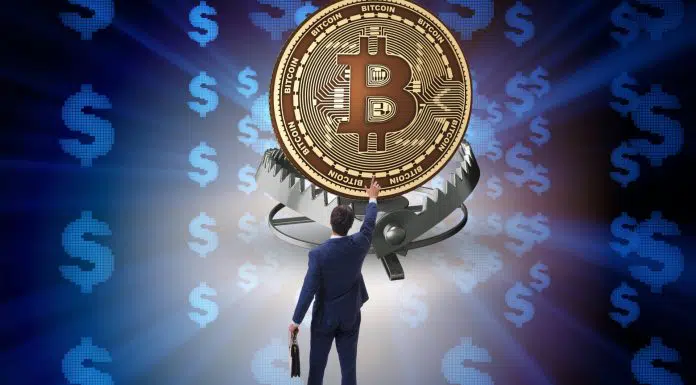 Homem de negócios observando armadilha com Bitcoin, golpes com criptomoedas