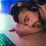 Homem dormindo em frente ao computador
