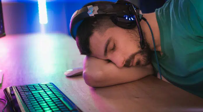 Homem dormindo em frente ao computador