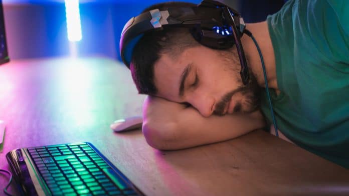 Homem dormindo em frente ao computador
