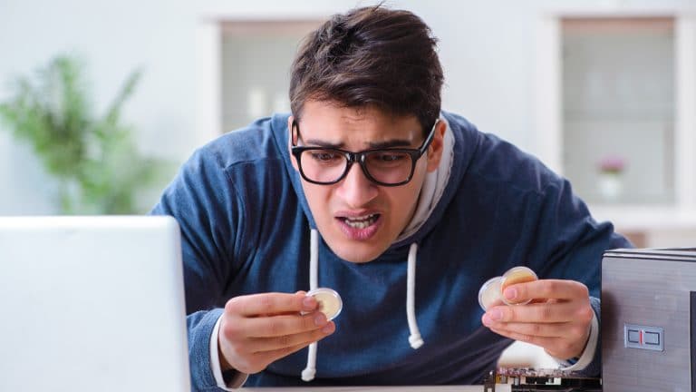 Jovem minerando bitcoins em casa preocupado mineradores de Bitcoin