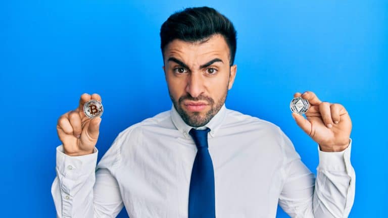 Jovem segurando criptomoedas nervoso