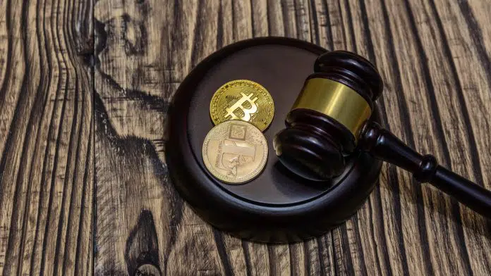 Martelo da justiça próximo de Bitcoin, apreensão de criptomoedas em ordem judicial