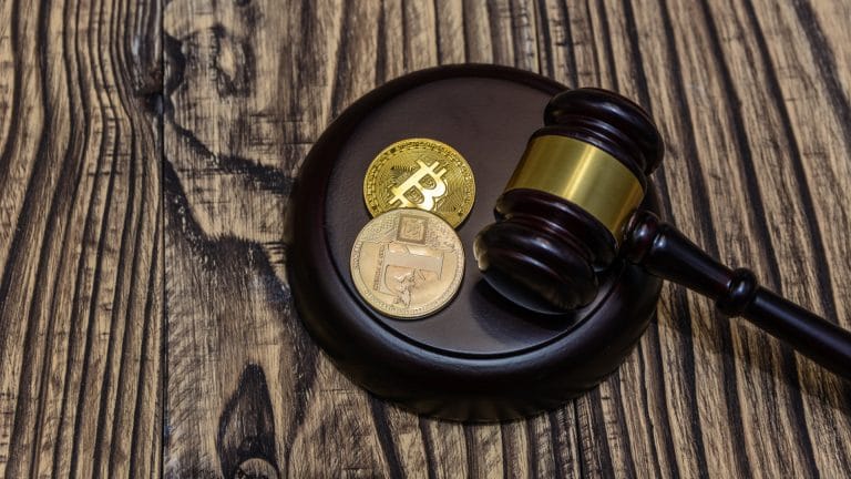 Martelo da justiça próximo de Bitcoin, apreensão de criptomoedas em ordem judicial