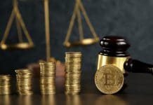 Martelo e balança da justiça próximo de pilhas de Bitcoins