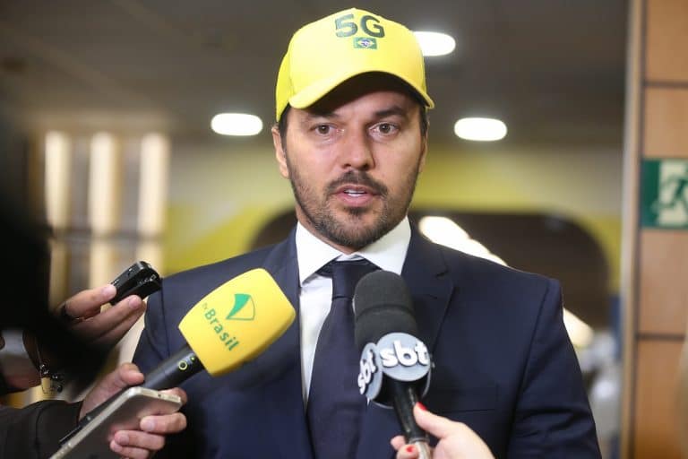 Ministro das Comunicações Fábio Faria com boné do 5G