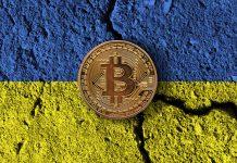 Moeda Bitcoin com bandeira rachada da Ucrânia
