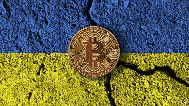 Moeda Bitcoin com bandeira rachada da Ucrânia