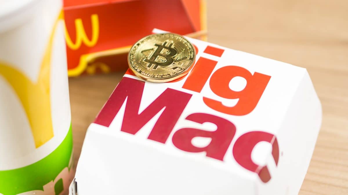 Moeda de Bitcoin substituindo o B de Big Mac, lanche popular do McDonalds