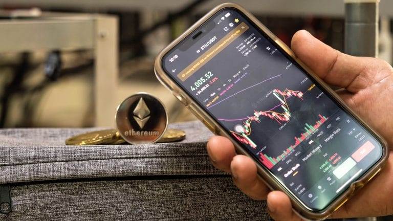 Moeda de Ethereum próxima de aplicativo da Binance