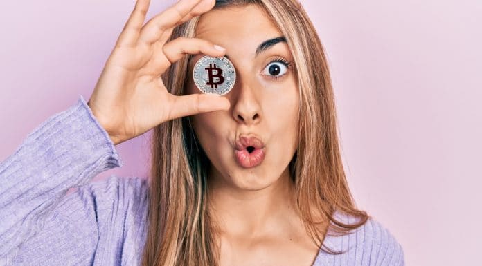Mulher segurando bitcoin com medo