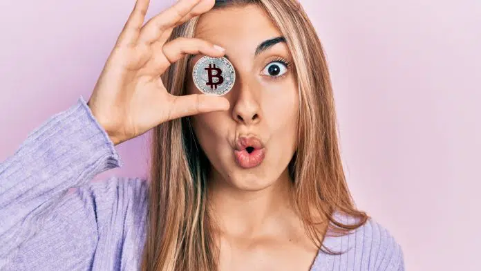 Mulher segurando bitcoin com medo