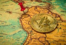 Pino vermelho e bitcoin no mapa do Equador