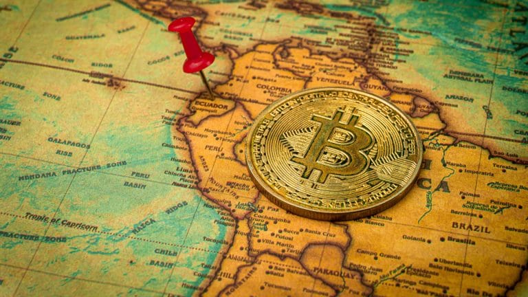 Pino vermelho e bitcoin no mapa do Equador