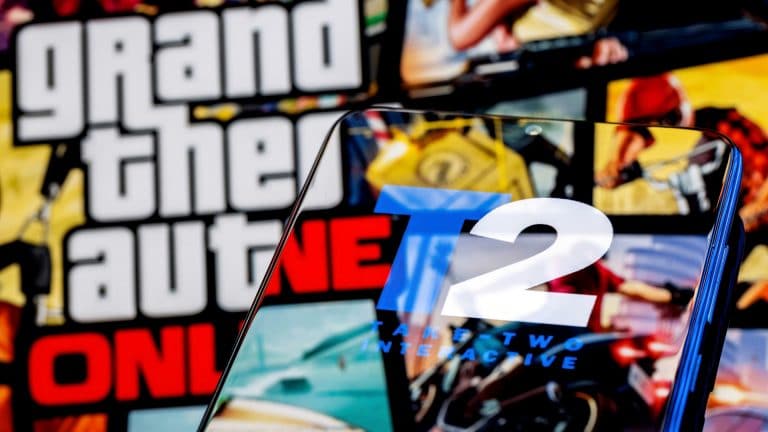 Símbolo da Take-Two em celular, com GTA ao fundo