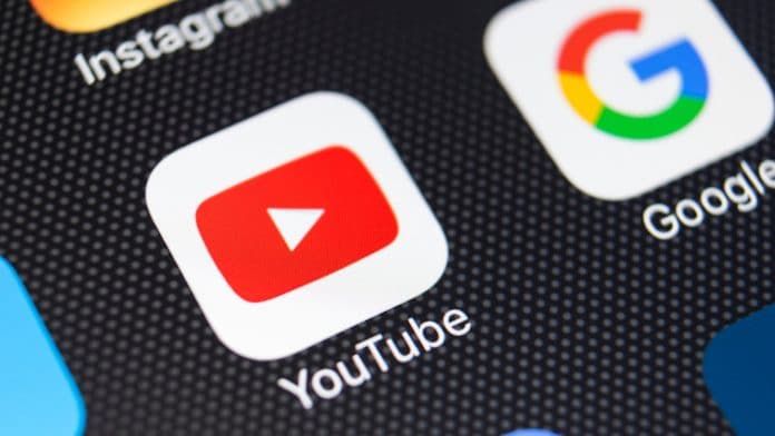 Símbolo do aplicativo do YouTube ao lado do Google