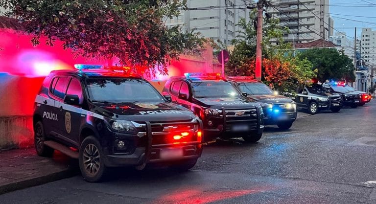 Viaturas da Polícia Civil de São Paulo em calçada prende