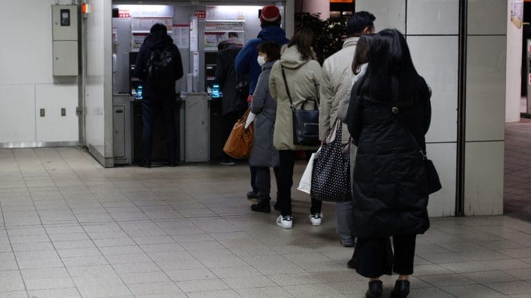 Fila de pessoas para usar caixa eletrônico.
